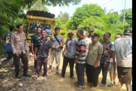 Bersama Warga Tangga Batu, Polsek Pujud Gelar Cooling System