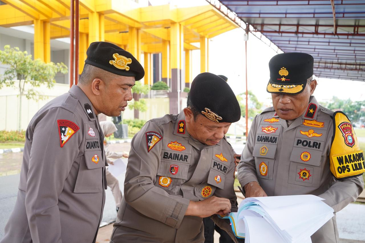 Brigjen K Rahmadi Cek Senpi dan Amunisi Anggota di Mapolda Riau