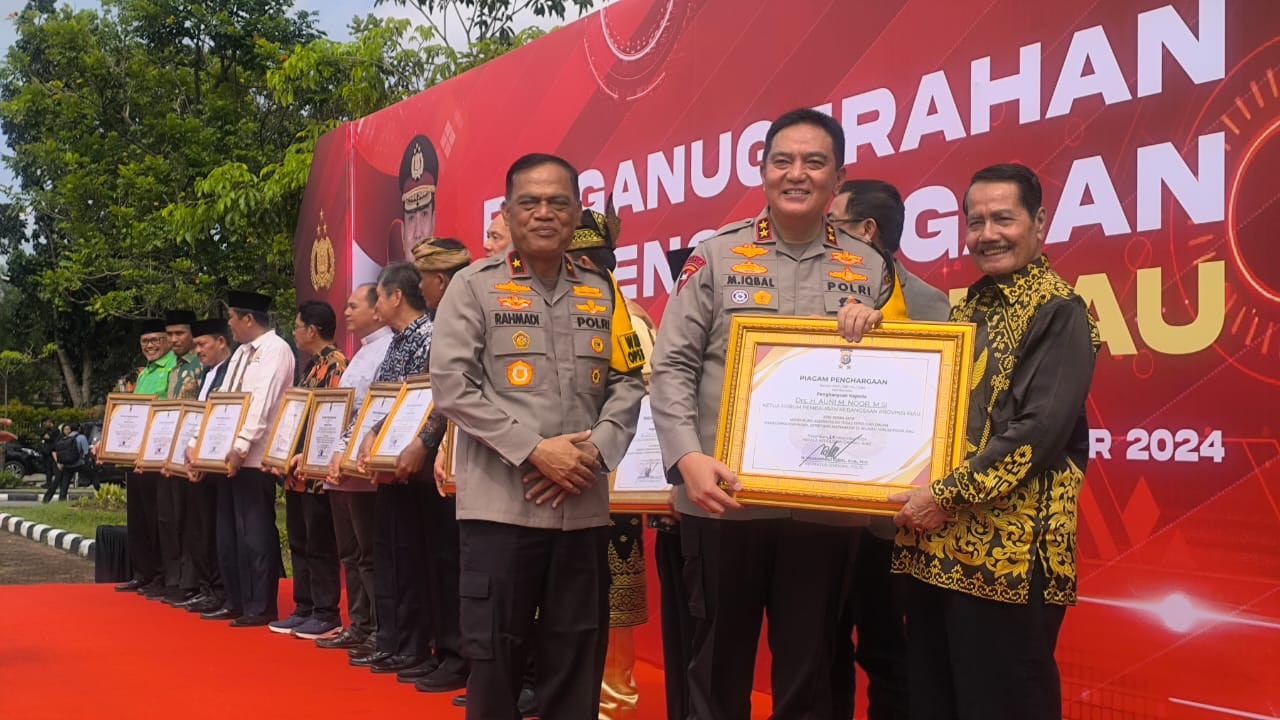 29 Pejabat dan Tokoh Masyarakat Raih Penghargaan dari Kapolda Riau