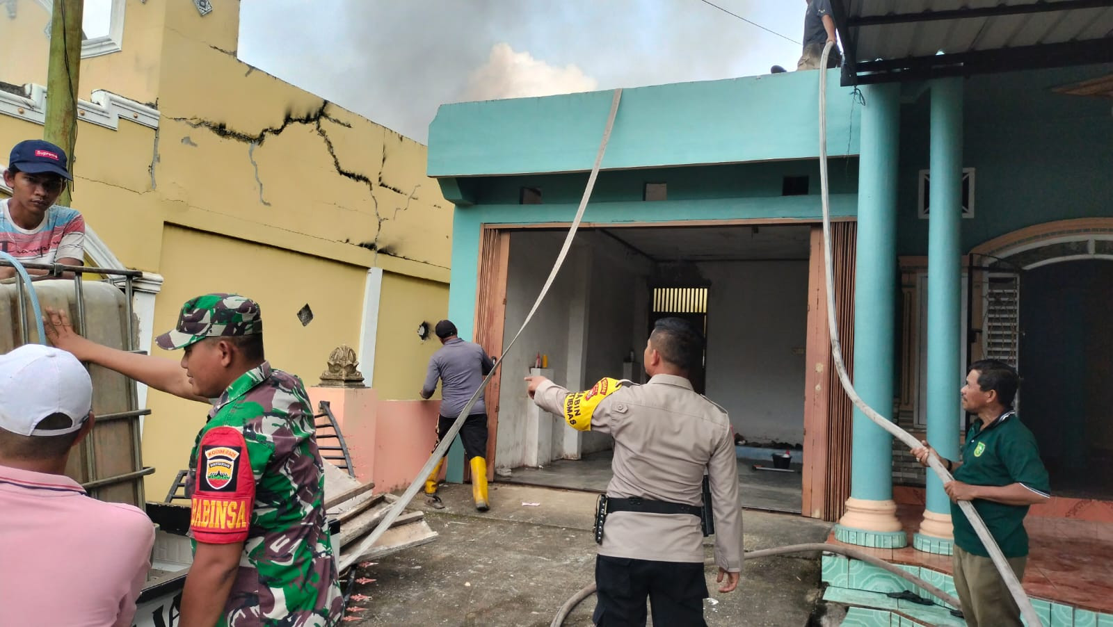 Rumah Warga Terbakar, Personil Polsek Pujud Ikut Lakukan Pemadaman