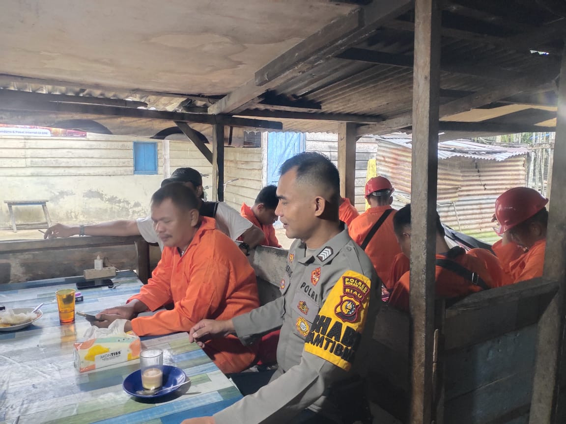 Personil Polsek Pujud Bersama Warga Sukajadi Berkolaborasi Ciptakan Kamtibmas Aman