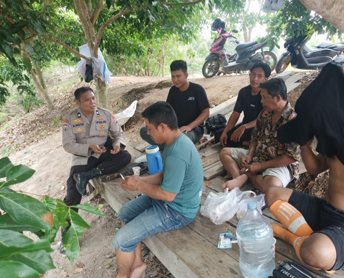 Polsek Pujud Sambangi Warga Pujud Utara Sampaikan Pesan Jaga Kamtibmas