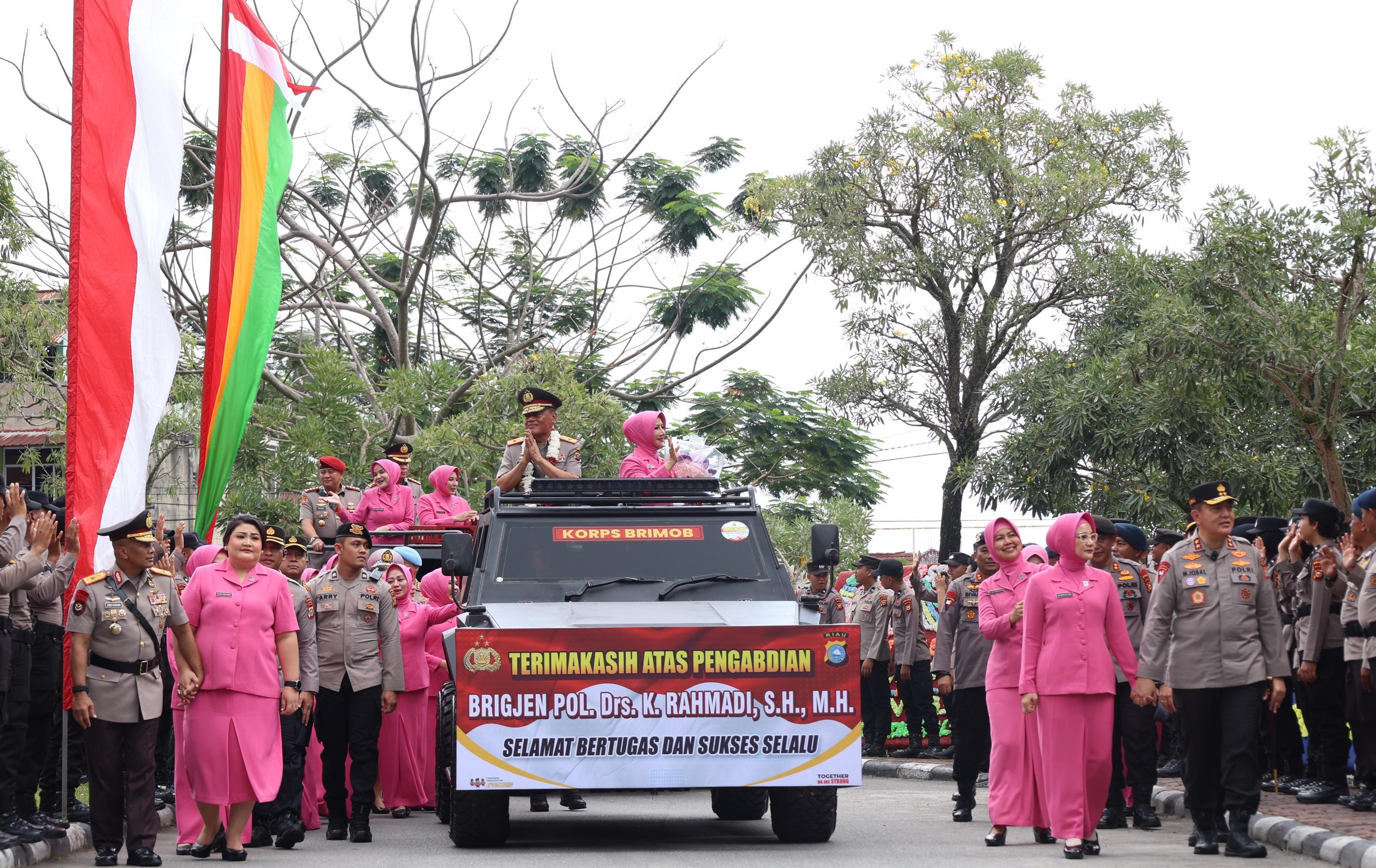 Suasana Penuh Khidmat dan Haru Iringi Pelepasan Brigjen K Rahmadi Menuju Polda Jabar