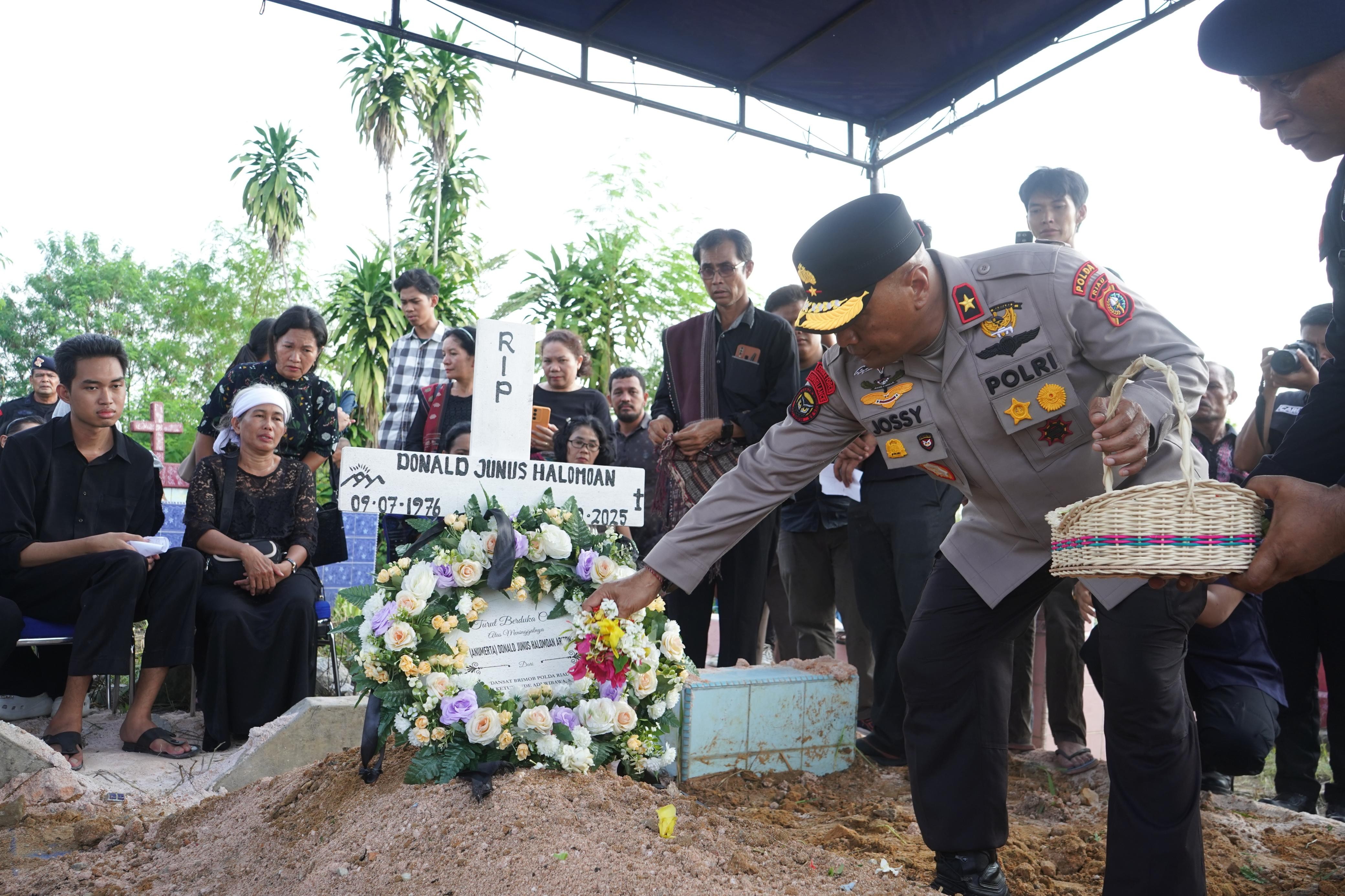 Gugur Saat Padamkan Karhutla, Iptu Donald Dimakamkan dengan Upacara Kedinasan