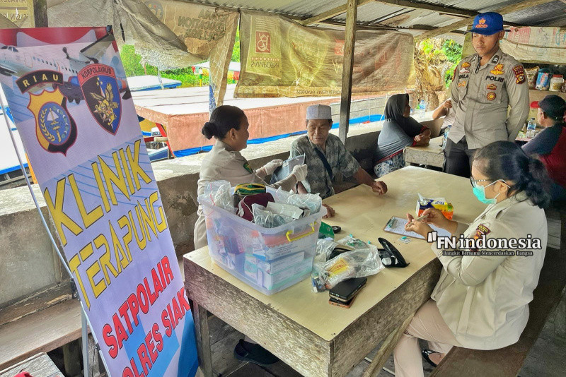 Beri Layanan Kesehatan Gratis Melalui Klinik Terapung, Satpolairud Polres Siak Sampaikan Pesan Pilkada Damai