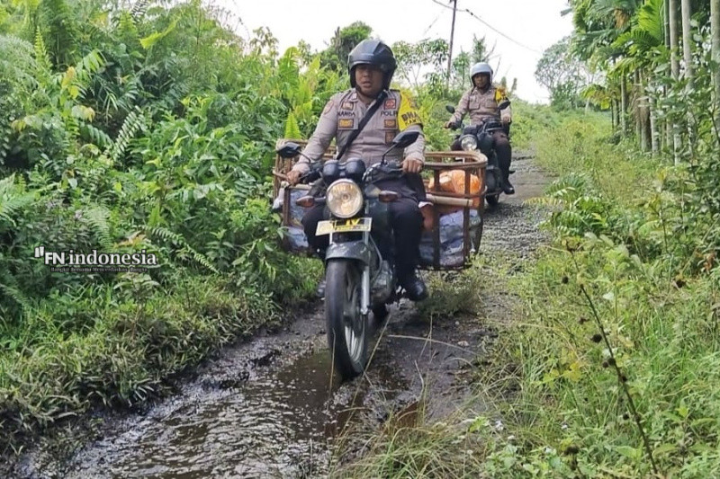 Telusuri Pulau Terluar Ciptakan Pilkada Damai, Kapolsek Rangsang, Salurkan Bantuan Untuk Suku Akit