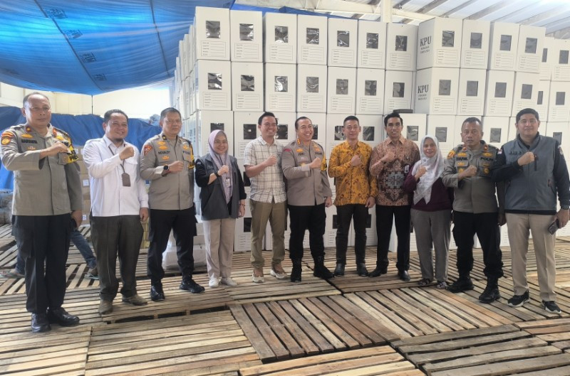 Kapolsek Bukit Raya Dampingi Kapolresta Pekanbaru Cek Gudang Logistik KPU