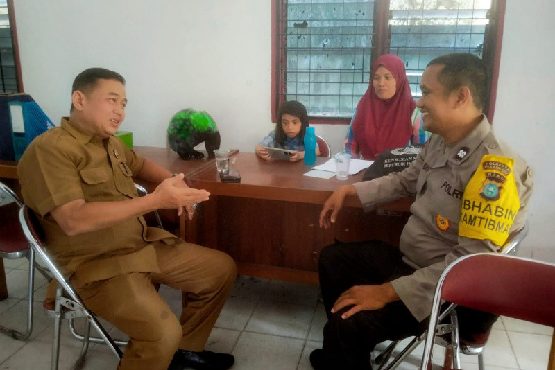 Sambangi Kantor Lurah Tangkerang Utara Bhabin Polsek Bukit Raya Cooling System Pilkada Damai