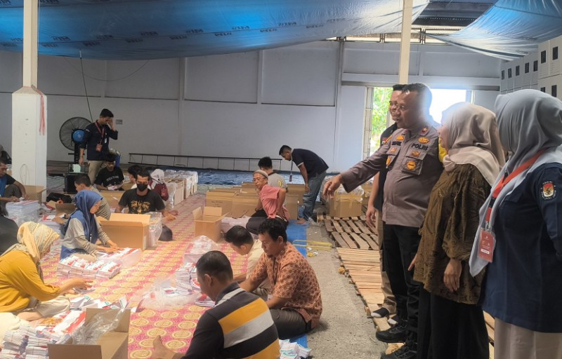 Kapolsek Bukit Raya Cek Proses Pelipatan Surat Suara di Gudang KPU Pekanbaru