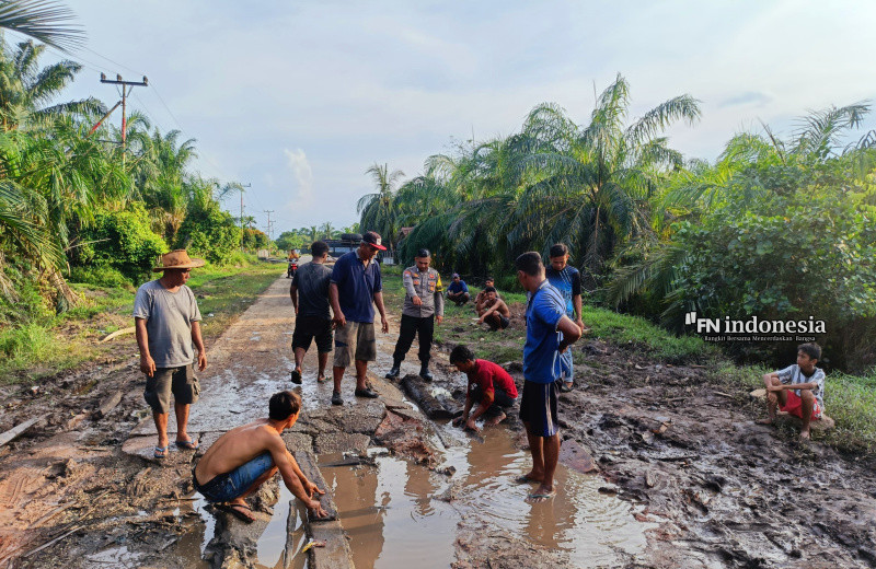 Polsek Bengkalis Terjun Langsung Bantu Perbaiki Jalan Rusak demi Kelancaran Aktivitas Masyarakat