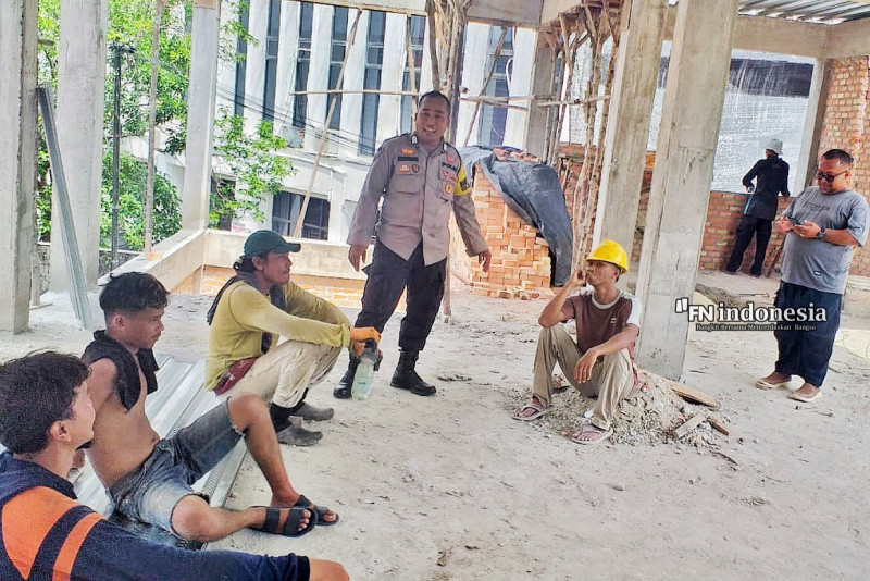 Blusukan ke Pekerja Bangunan, Bhabin Kota Beri Pesan Penting Keamanan Pemilu