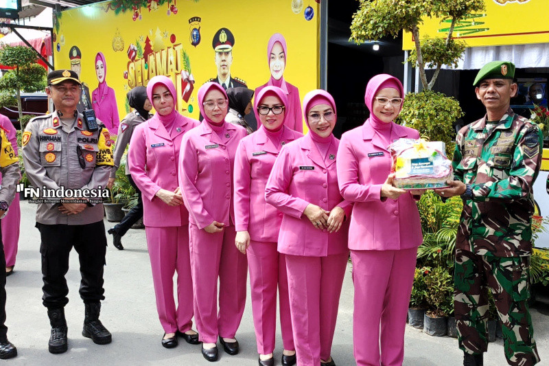 Kunjungi Pos Pengamanan Ramayana, Ketua Bhayangkari Riau Salurkan Bantuan Sembako 