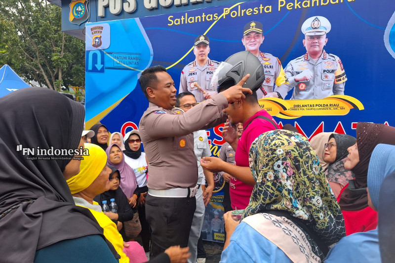 Jelang Ops Keselamatan LK, Satlantas Polresta Pekanbaru Gelar Senam dan Bagi Helm Gratis