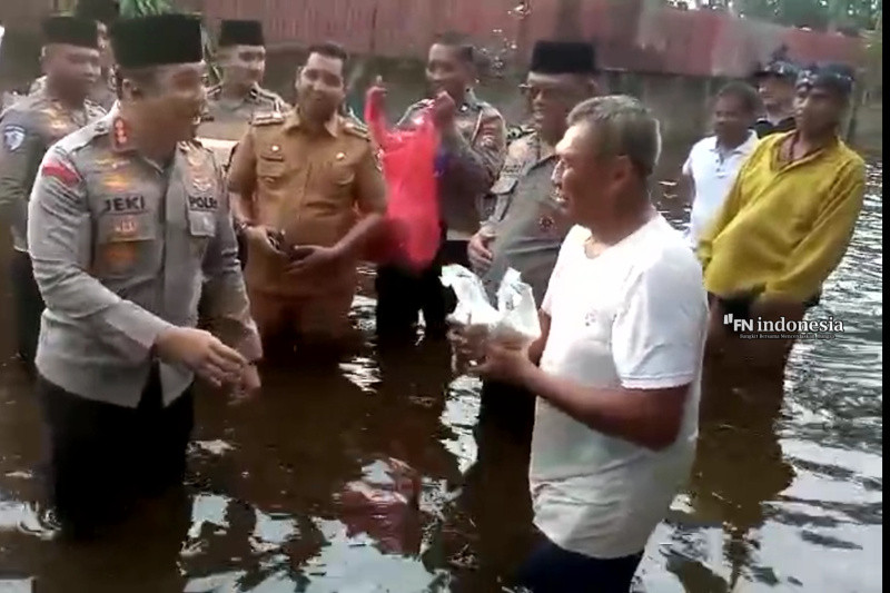 Berikan Bantuan Kepada Pengungsi, Kapolresta Pekanbaru Tinjau Langsung Lokasi Banjir di Rumbai