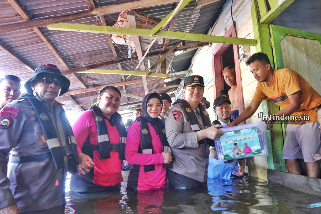 Wakapolda Riau Dampingi Kapolda irjen Iqbal Tinjau Lokasi Banjir di Rumbai, Salurkan Bantuan Sembako