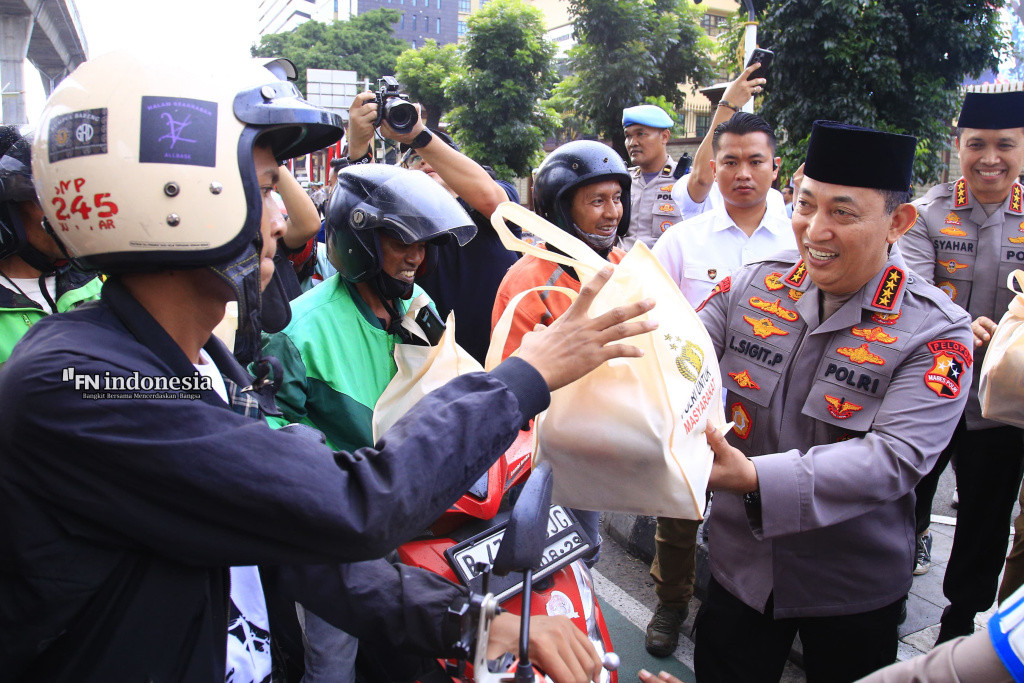 Masyarakat Antusias Saat Kapolri Turun Langsung Berbagi Takjil