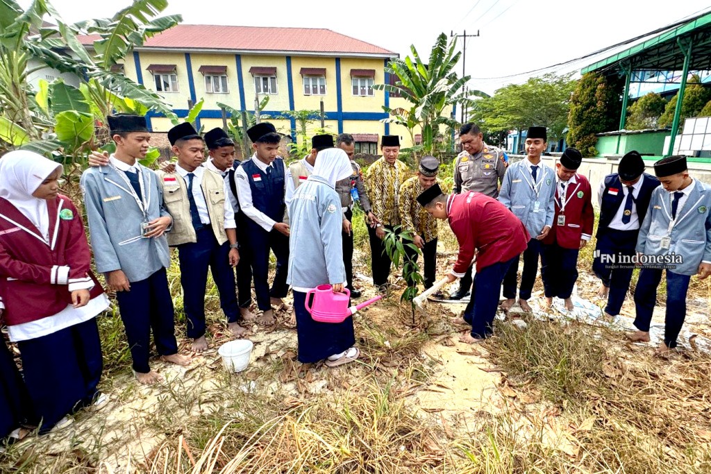 Satlantas Polresta Pekanbaru Sosialisasi Tertib Lalu Lintas dan Tanam Pohon di MTS IT Fadhillah