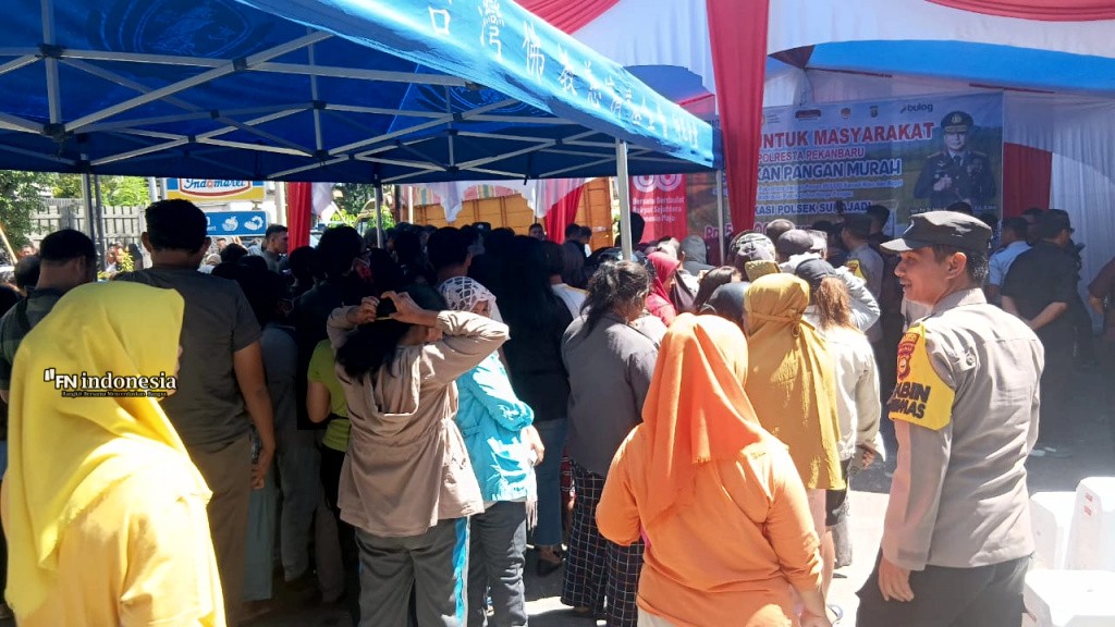 Gerakan Pangan Murah Bersama Bulog, Polda Riau Hadir Di Mapolsek Sukajadi