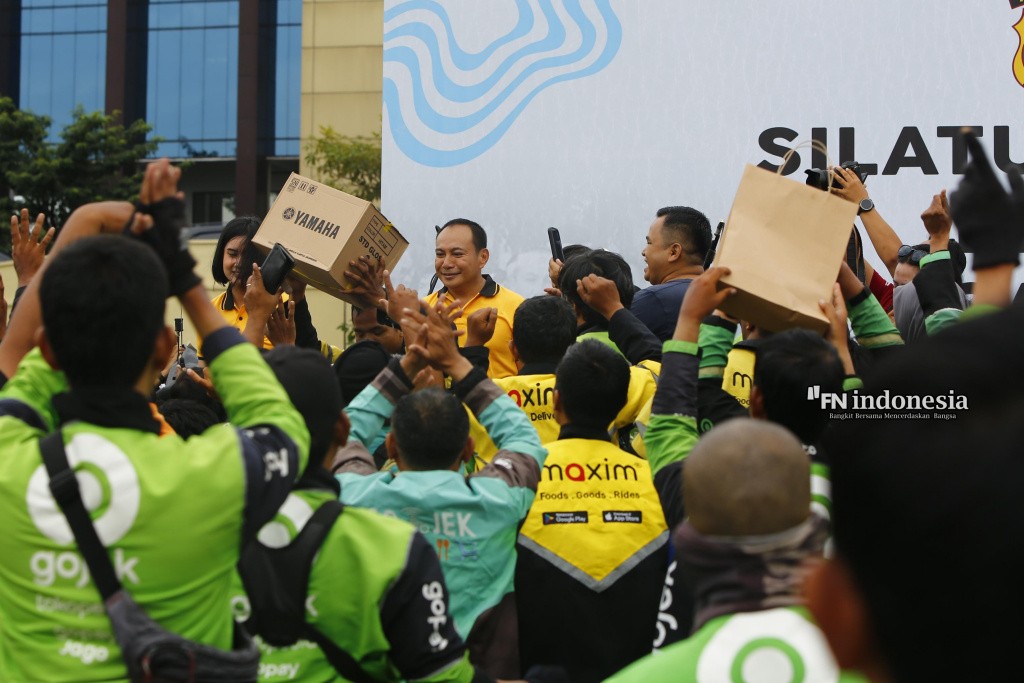 Kapolda Riau Beri SIM Gratis, Bibit Pohon, Pasar Murah hingga Doorprize dalam Silaturahmi Bersama Ojek Online