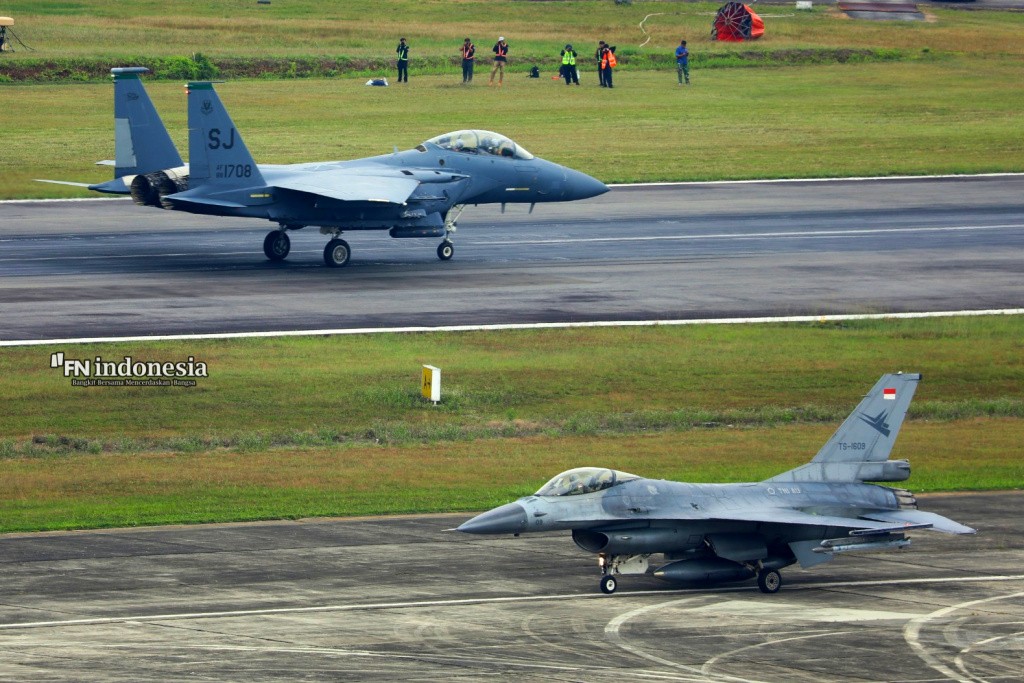 Dogfight F-16 TNI AU dan F-15 USAF Warnai Latma Cope West 2025 di Langit Pekanbaru