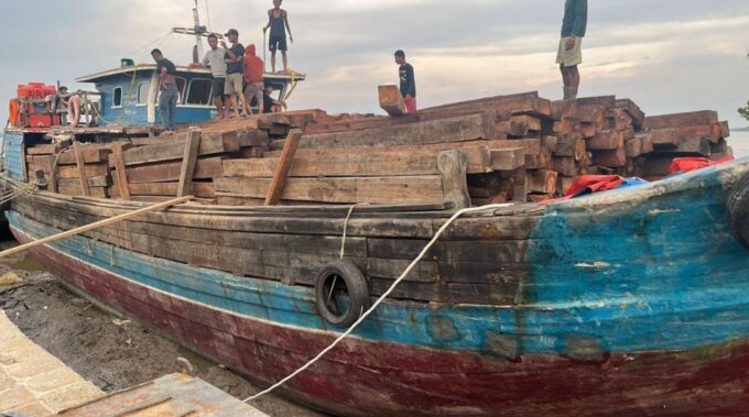 Kapal Angkut 70 Ton Kayu Ilegal Diringkus di Perairan Meranti