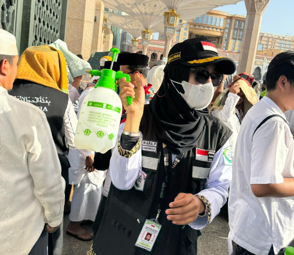 Kisah Polwan Bantu Jemaah Haji saat Cuaca Panas di Arab Saudi