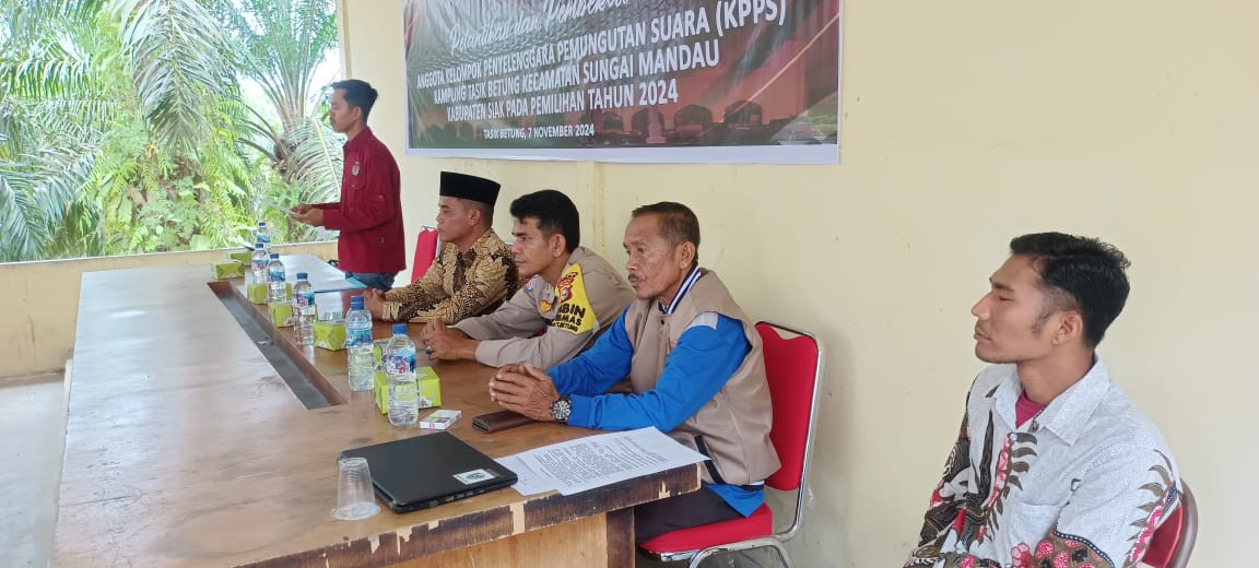Polsek Sungai Mandau Hadiri Pelantikan Anggota KPPS Kampung Tasik Betung untuk Sukseskan Pilkada Serentak 2024