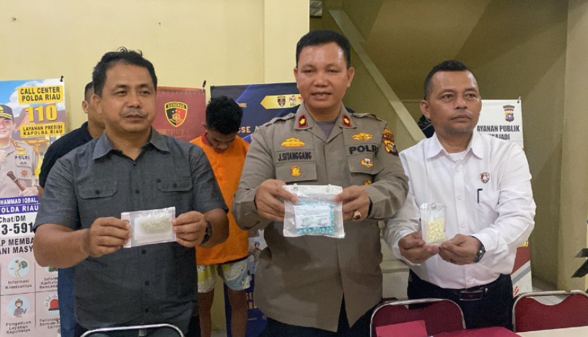 Polisi Tangkap Pengedar Ekstasi di Pekanbaru, 500 Butir Pil Disita