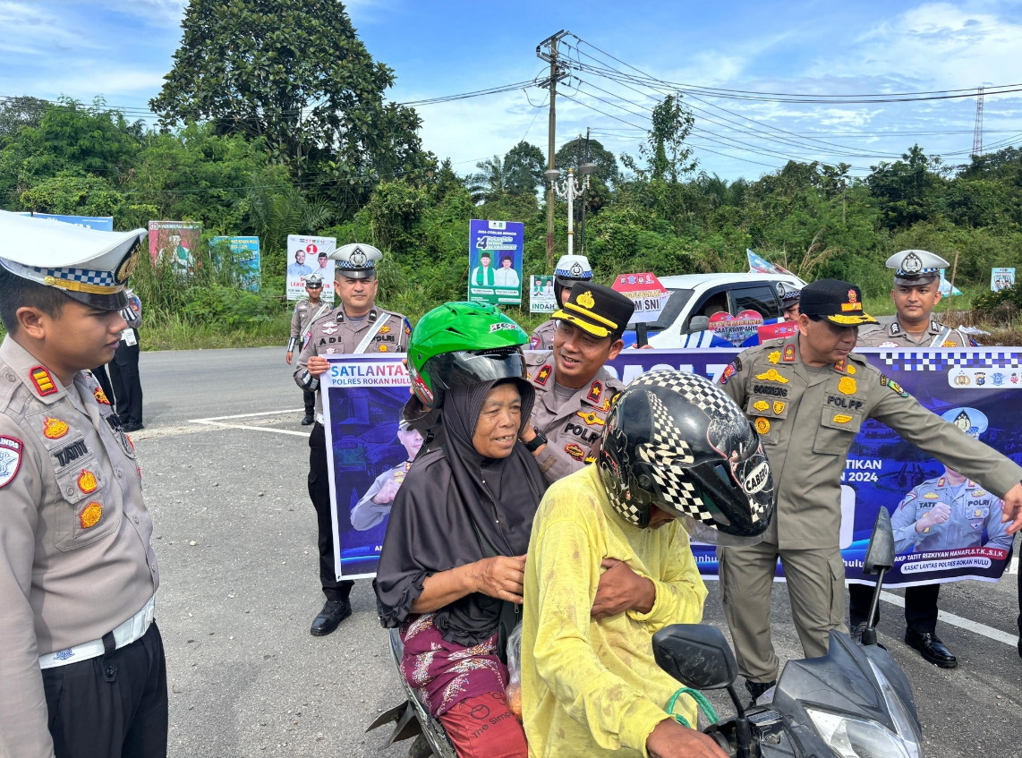 Operasi Zebra Lancang Kuning 2024 Dimulai, Polres Rohul Bagikan Helm Gratis  dan Sosilaisasi Pilkada Damai