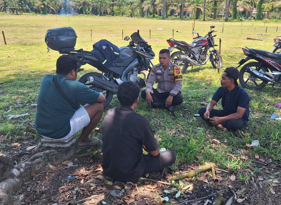 Ciptakan Kondisi Pilkada Damai, Bhabinkamtibmas Desa Rawa Makmur Sambangi Warga