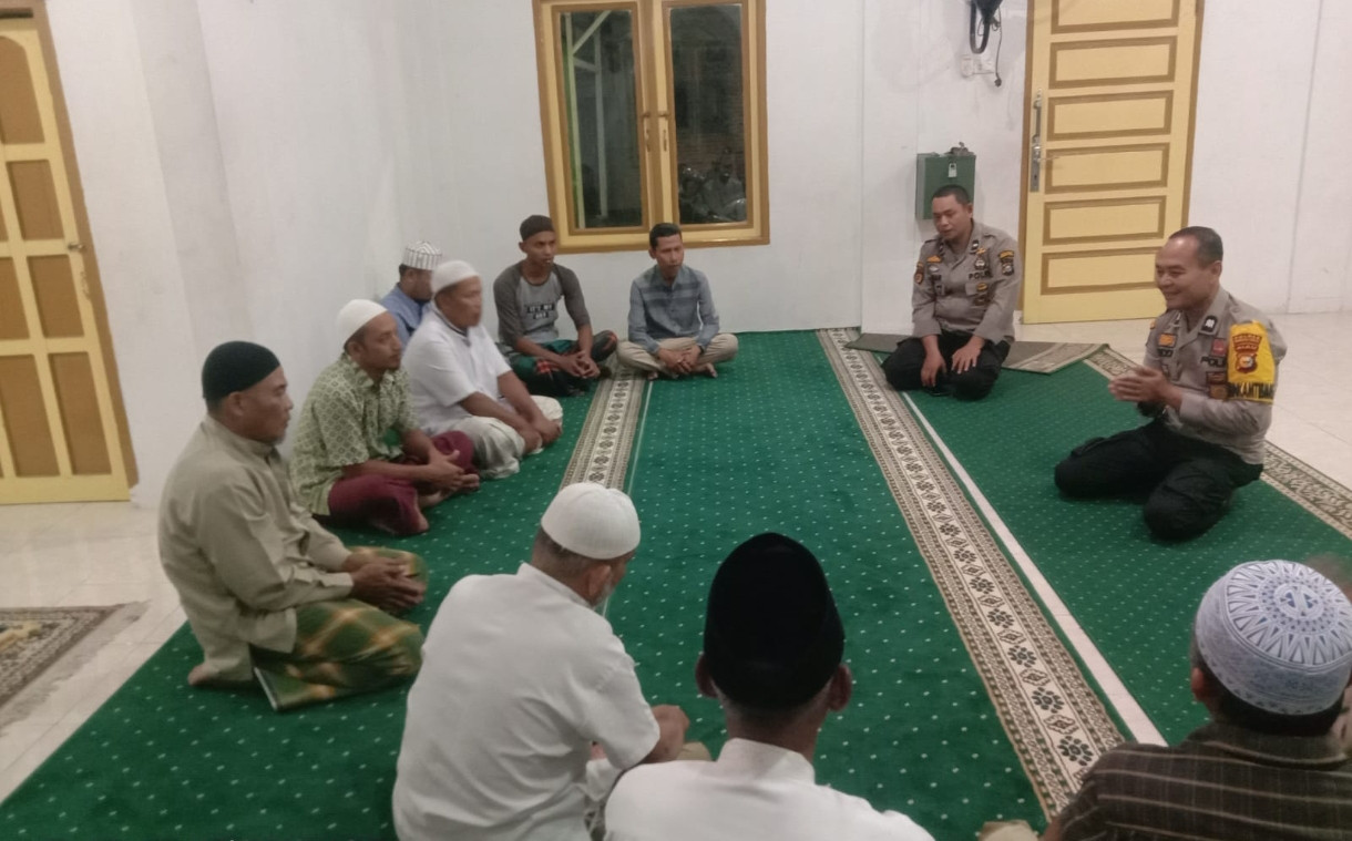 Personel Polsek Tandun Gelar Salat Berjamaah dan Cooling System Bersama Jemaah Mesjid