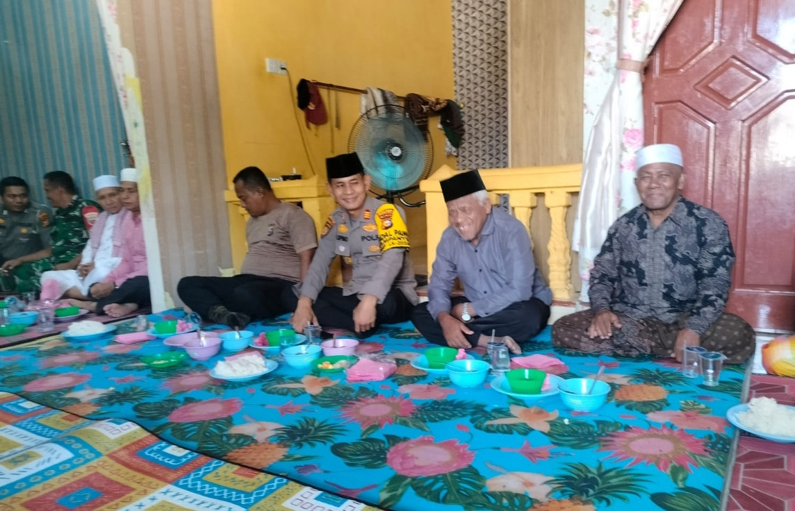 Sosialisasikan Pilkada Damai, Kapolsek Tambusai Sambangi Warga dan Tokoh Agama