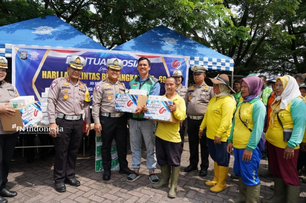 Bakti Sosial Kombes Taufiq Bagikan Sembako ke Petugas Kebersihan dan Driver Ojol