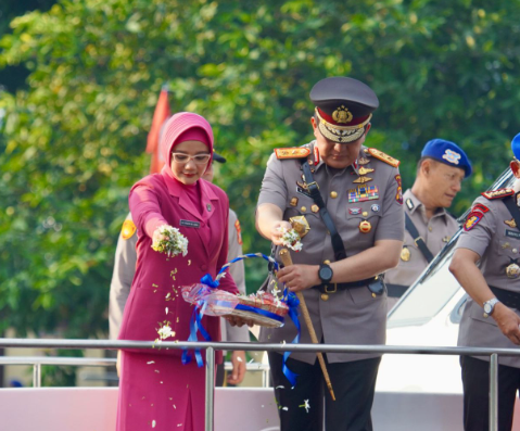 Polda Riau Gelar Upacara Tabur Bunga di Sungai Siak, Jelang Peringatan Hari Bhayangkara Ke-78