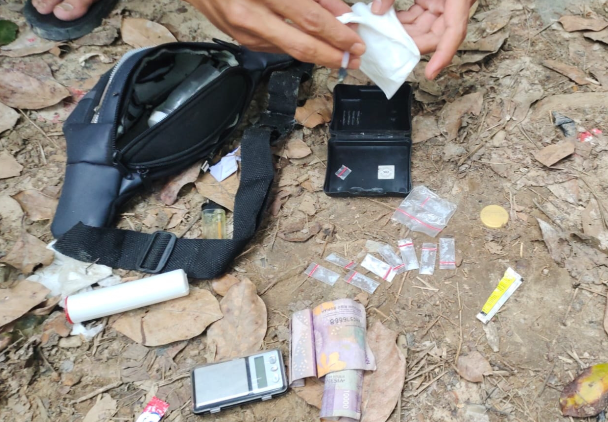 Polsek Kemuning Ringkus Dua Tersangka Pengedar Sabu di Perkebunan Duku Bukit Berbunga