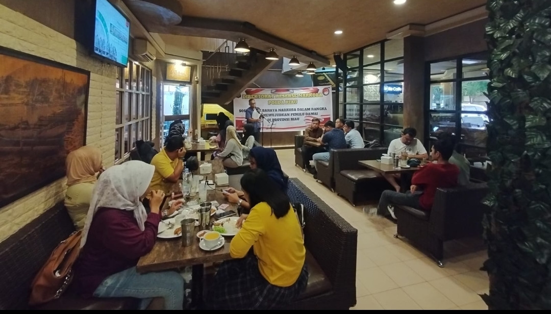 Ditresnarkoba Polda Riau Sosialisasikan Bahaya Narkoba dan Pilkada Damai 2024 di Re Cafe Pekanbaru