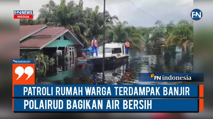 Patroli Rumah Warga Terdampak Banjir, Polairud Bagikan Air Bersih