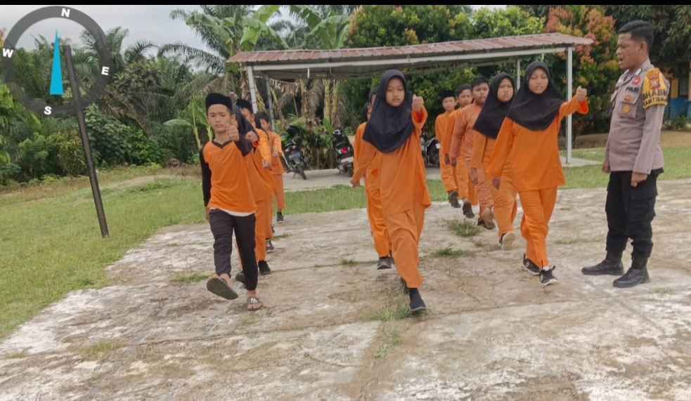 Bhabinkamtibmas Polsek Kerinci Kanan Berikan Latihan Dasar PBB kepada Siswa SD