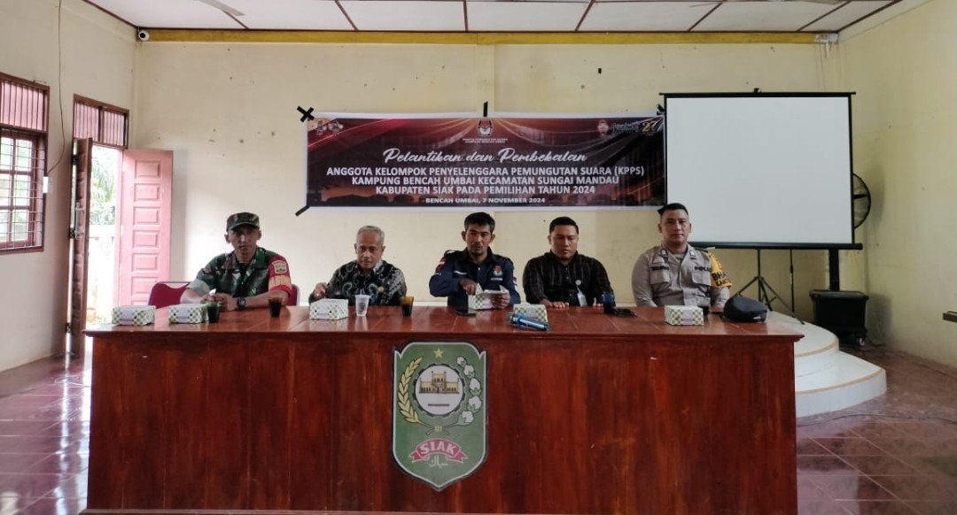 Bhabinkamtibmas Polsek Sungai Mandau Hadiri Pelantikan dan Pembekalan KPPS di Kampung Bencah Umbai