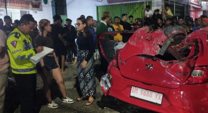Tabrakan Maut Truk Molen vs Honda Brio di Pekanbaru