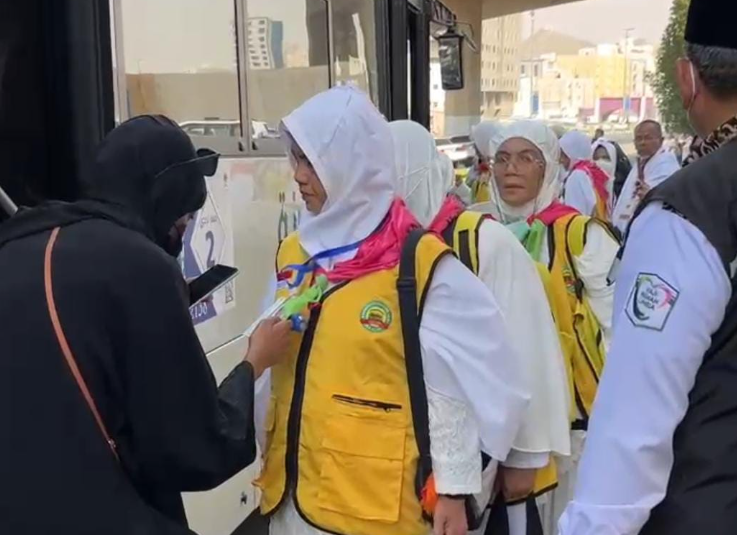 Gunakan Scan Barcode Smart Card Pemberangkatan Jemaah Haji Riau Menuju Arafah
