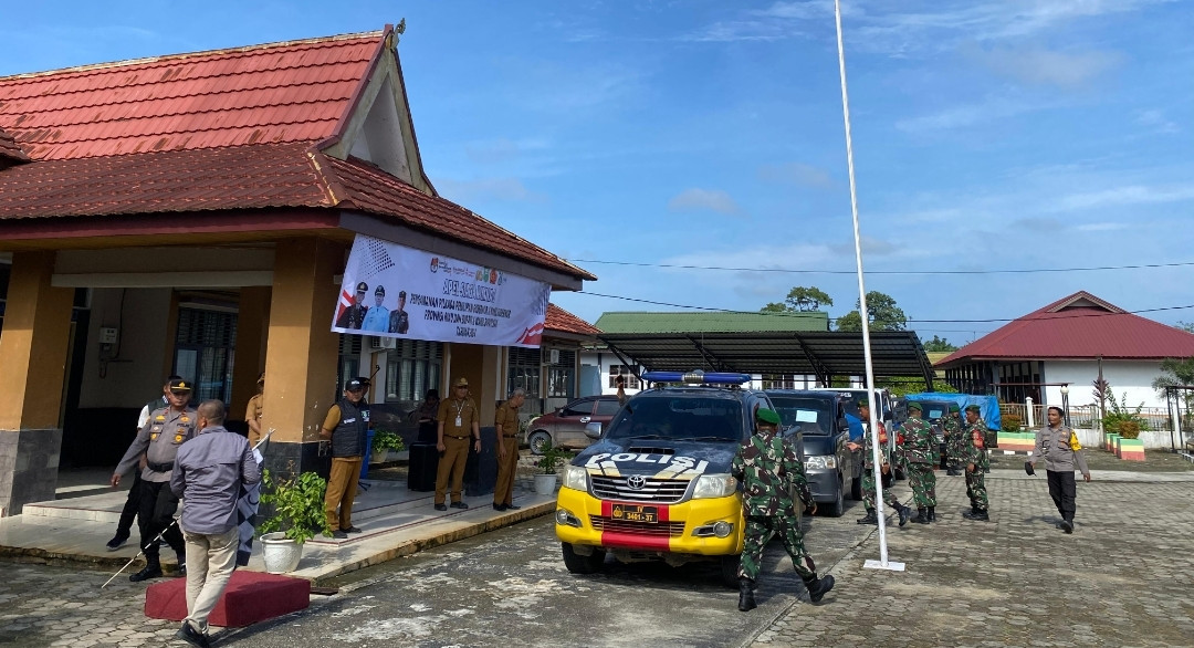 Sinergitas TNI-Polri, Polsek Sungai Mandau Kawal Pengamanan dan Pelepasan Logistik Pilkada 2024