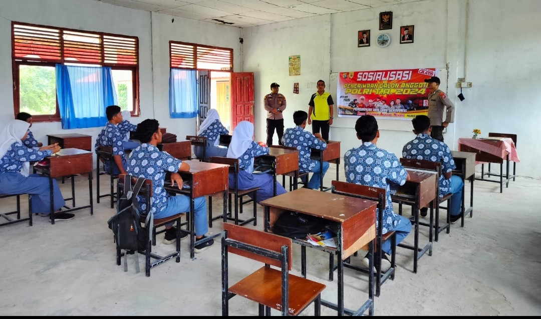 Pelajar Antusias, Polsek Teluk Belengkong Sosialisasikan Penerimaan Anggota Polri di Sekolah