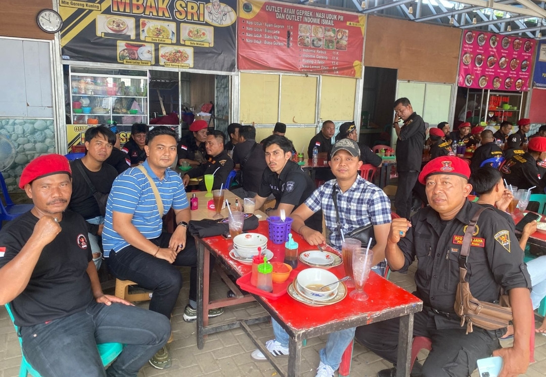 Ngopi Santai Bareng Polsek KSKP Tembilahan: Sosialisasi Pemilu Damai Jelang Pilkada Riau 2024