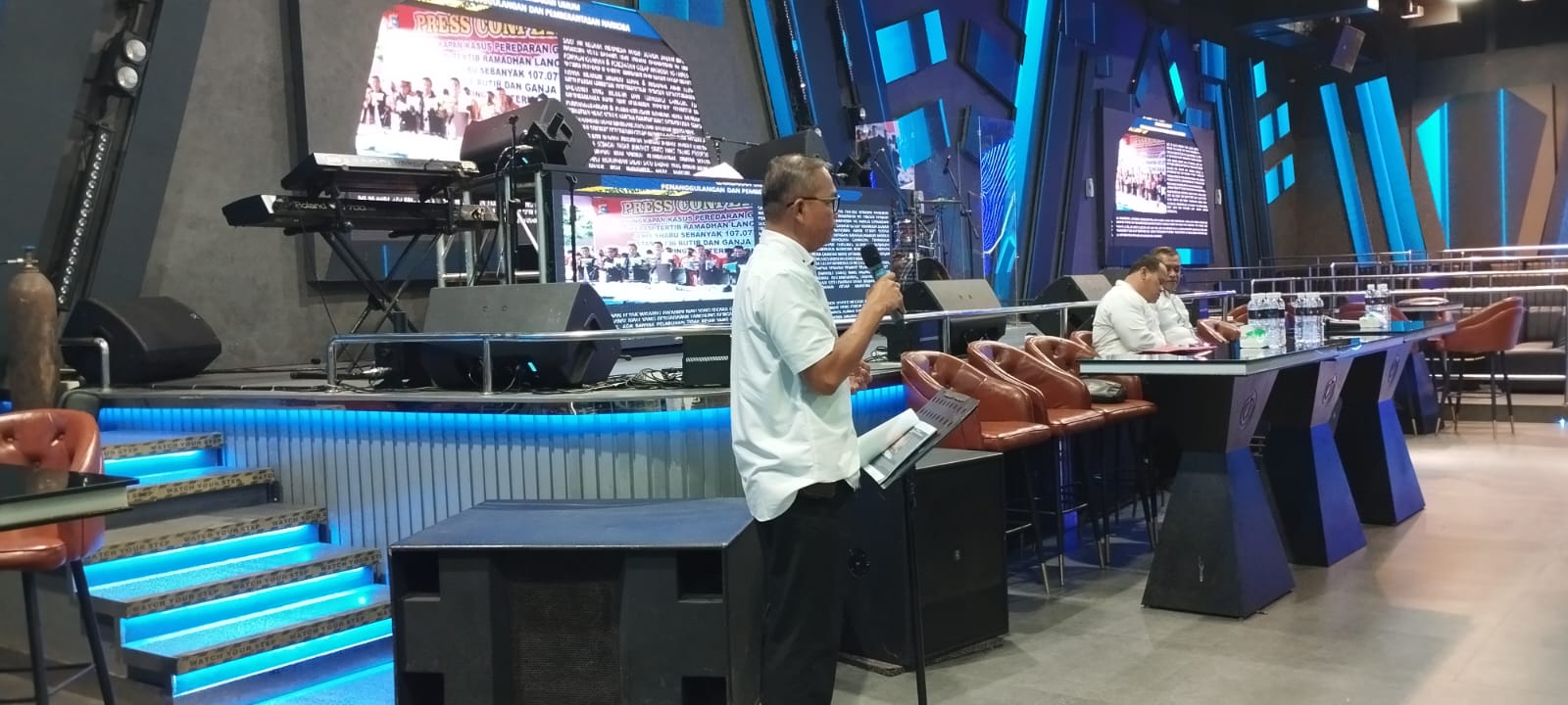 Ditresnarkoba Polda Riau menyelenggarakan sosialisasi anti-narkoba di Grand Dragon PUB and KTV - (Ada 1 foto)