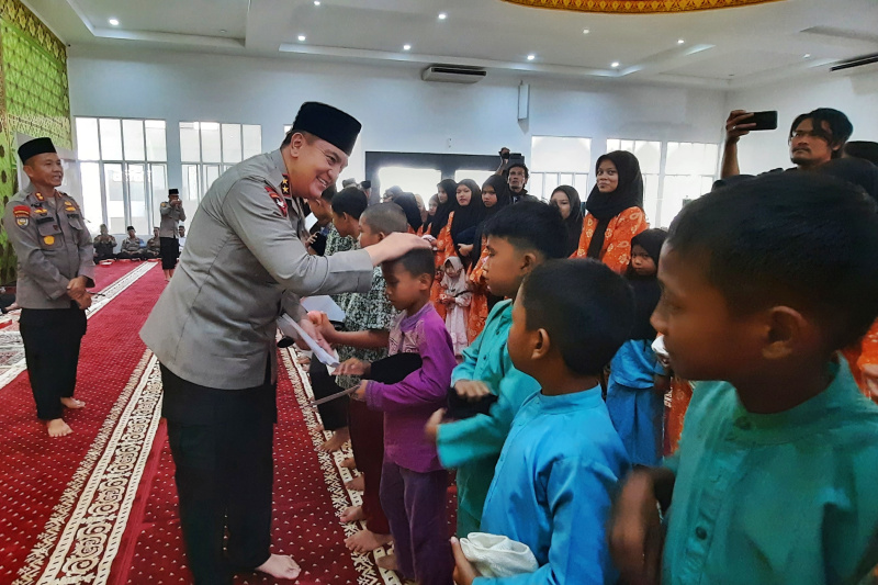 Gelar Doa Bersama Kapolda Riau Santuni 40 Anak Yatim Piatu  - (Ada 0 foto)