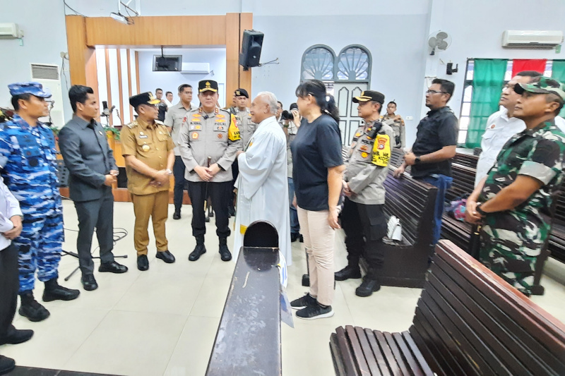 Kapolda Riau Bersama Forkopimda Tinjau Gereja dan Pos Pengamanan Nataru 2024-2025 - (Ada 0 foto)