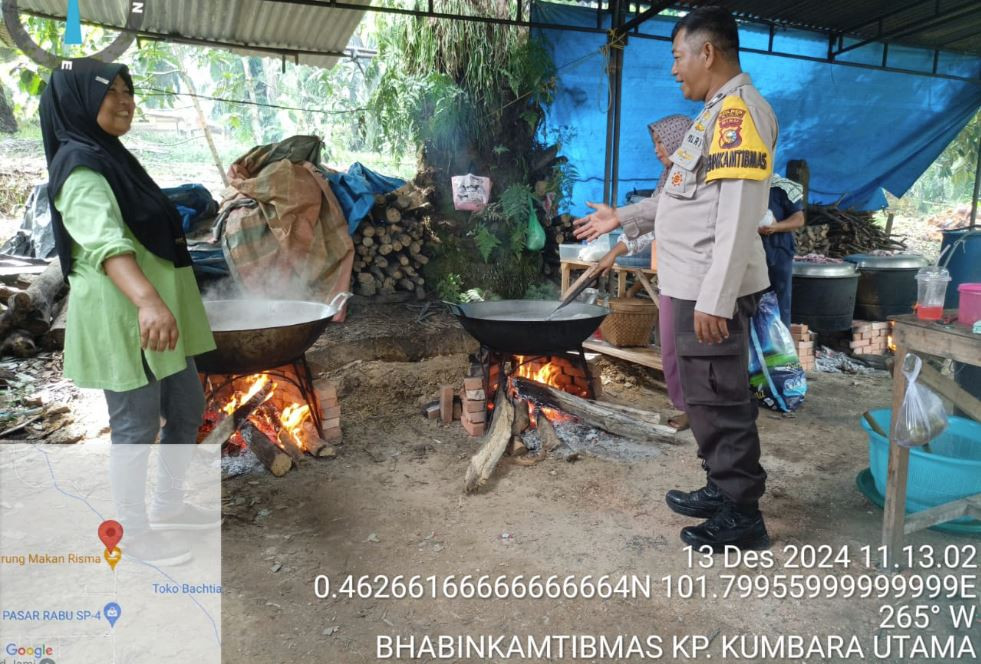 Bhabinkamtibmas Polsek Kerinci Kanan Sambangi Warga Kampung Kumbara Utama untuk Jaga Keamanan
