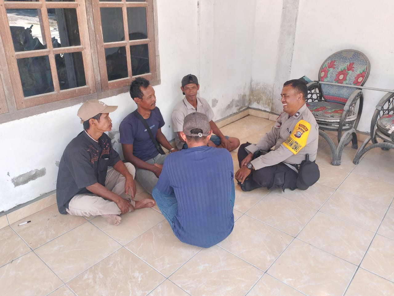 Sambil Lesehan, Personil Polsek Pujud Sampaikan Pesan Cooling System ke Warga
