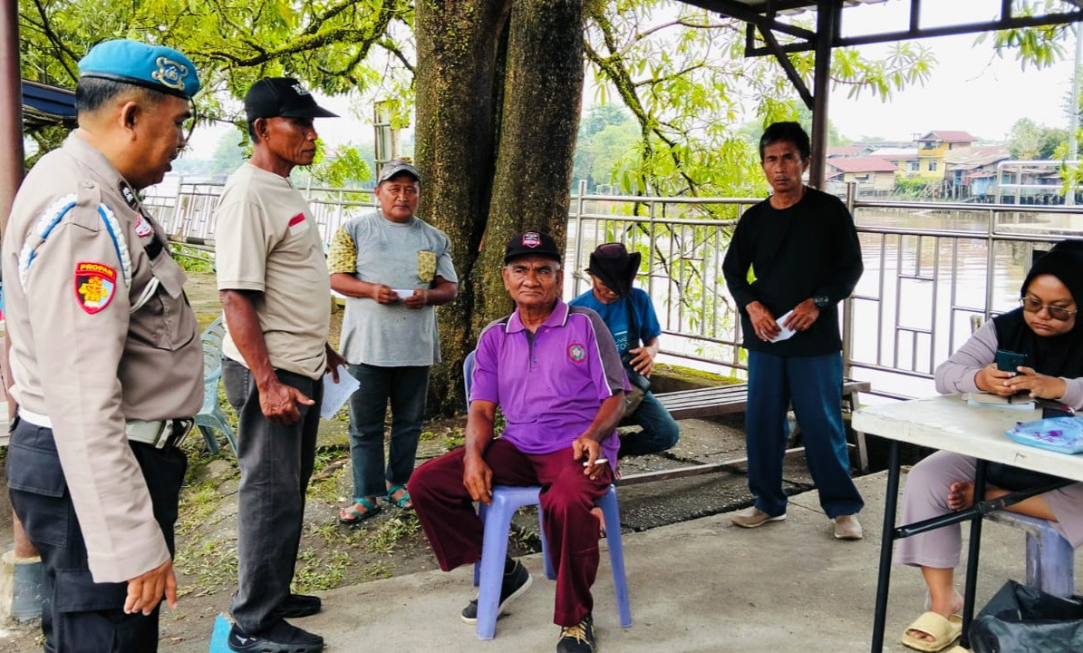 Dekatkan Diri dengan Masyarakat, Polsek SKP Giat Cooling System di Pelabuhan Sungai Duku